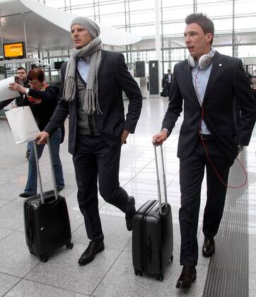 Mario Mandzukic (re.), Daniel van Buyten (FC Bayern) Abflug des FC Bayern München zum Achtelfinale Hinspiel gegen Arsenal London Fussball UEFA Champions League München Flughafen 18.02.2013