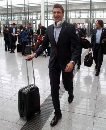 Mario Mandzukic (FC Bayern) Abflug des FC Bayern München zum Achtelfinale Hinspiel gegen Arsenal London Fussball UEFA Champions League München Flughafen 18.02.2013