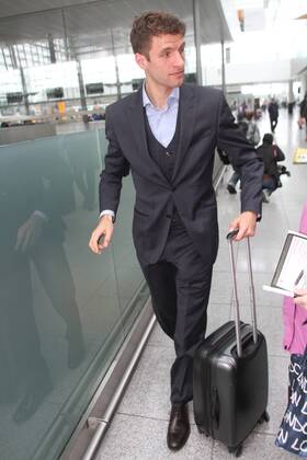 Thomas Müller (FC Bayern) Abflug des FC Bayern München zum Achtelfinale Hinspiel gegen Arsenal London Fussball UEFA Champions League München Flughafen 18.02.2013