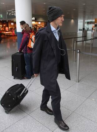 Bastian Schweinsteiger (FC Bayern) Abflug des FC Bayern München zum Achtelfinale Hinspiel gegen Arsenal London Fussball UEFA Champions League München Flughafen 18.02.2013