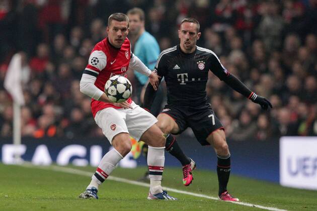 Lukas PODOLSKI (FC Arsenal London - 9) im Zweikampf mit Franck RIBERY (FC Bayern München - 7) 19.02.2013 Fussball Champions League Achtelfinale Hinspiel FC Arsenal London (Großbritannien - GB) - FC Bayern München (Deutschland - GER) Fussball Maenner Saison 2012 13