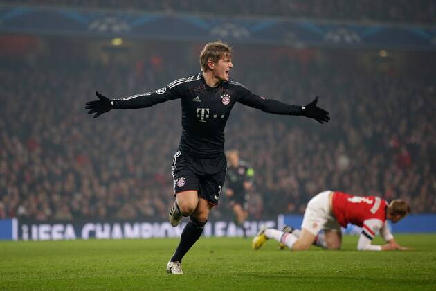 19.02.2013 Fussball Champions League Achtelfinale Hinspiel FC Arsenal London (Großbritannien - GB) - FC Bayern München (Deutschland - GER) Fussball Maenner Saison 2012 13 Toni KROOS (FC Bayern München - 39) bejubelt sein Tor zum 0jubelt nach seinem 1:0 Per MERTESACKER (FC Arsenal London - 4) am Boden