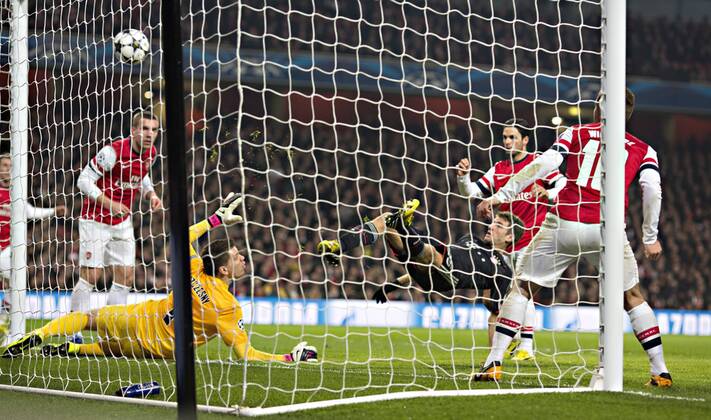 London, 19.02.2013, Emirates Stadium, Fußball Tor zum 0:2 durch Thomas Müller (FCB) gegen Torwart Wojciech Szczesny (London) FC Arsenal London - FC Bayern München