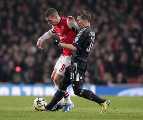 Lukas PODOLSKI (FC Arsenal London - 9) im Zweikampf mit Bastian SCHWEINSTEIGER (FC Bayern München - 31) - Poldi und Schweini 19.02.2013 Fussball Champions League Achtelfinale Hinspiel FC Arsenal London (Großbritannien - GB) - FC Bayern München (Deutschland - GER) Fussball Männer Saison 2012 13