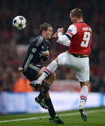 FUSSBALL CHAMPIONS LEAGUE ACHTELFINALE HINSPIEL 2012 2013 FC Arsenal London - FC Bayern München 19.02.2013 Philipp Lahm (li, FC Bayern München) gegen Lukas Podolski (re, Arsenal) 