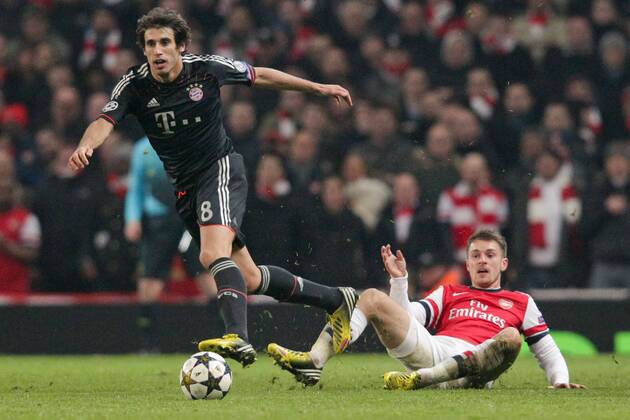 Aaron RAMSEY (FC Arsenal London - 16) kann Javier MARTINEZ (FC Bayern München - 8) nicht stoppen 19.02.2013 Fussball Champions League Achtelfinale Hinspiel FC Arsenal London (Großbritannien - GB) - FC Bayern München (Deutschland - GER) Fussball Maenner Saison 2012 13