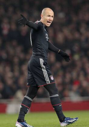 Arjen ROBBEN (FC Bayern München - 10) wütend, aufgebracht, regt sich auf, diskutiert, meckert mit Toni KROOS (FC Bayern München - 39) 19.02.2013 Fussball Champions League Achtelfinale Hinspiel FC Arsenal London (Großbritannien - GB) - FC Bayern München (Deutschland - GER) Fussball Männer Saison 2012 13