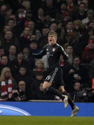 19.02.2013, Fussball Champions League: FC Arsenal London - FC Bayern München, im Emirates-Stadion London. Torjubel von Toni Kroos ( Bayern München) zum 1:0.