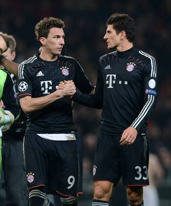 FUSSBALL CHAMPIONS LEAGUE ACHTELFINALE HINSPIEL 2012 2013 FC Arsenal London - FC Bayern München 19.02.2013 Gut gelaunt nach dem Abpfiff: Mario Mandzukic (li) und Mario Gomez (re, beide FC Bayern München) 