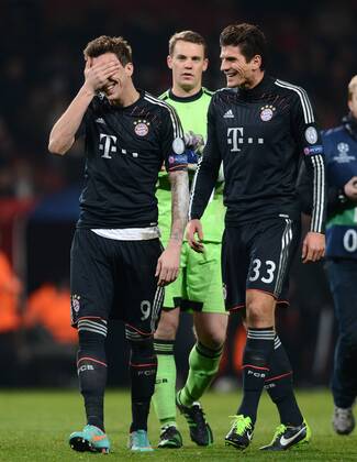 FUSSBALL CHAMPIONS LEAGUE ACHTELFINALE HINSPIEL 2012 2013 FC Arsenal London - FC Bayern München 19.02.2013 Gut gelaunt nach dem Abpfiff: Mario Mandzukic (li) und Mario Gomez (re, beide FC Bayern München) 