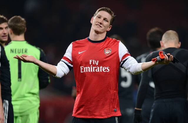 FUSSBALL CHAMPIONS LEAGUE ACHTELFINALE HINSPIEL 2012 2013 FC Arsenal London - FC Bayern München 19.02.2013 Gut gelaunt nach dem Abpfiff im Shirt des Gegners: Bastian Schweinsteiger (FC Bayern München) im Trikot von Arsenal London 