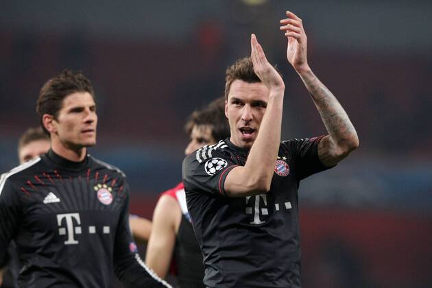 Mario MANDZUKIC (FC Bayern München - 9) bedankt sich bei den Fans - applaudiert 19.02.2013 Fussball Champions League Achtelfinale Hinspiel FC Arsenal London (Großbritannien - GB) - FC Bayern München (Deutschland - GER) Fussball Maenner Saison 2012 13