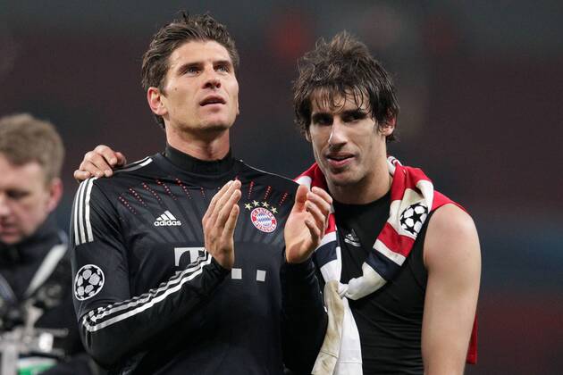 Mario GOMEZ (FC Bayern München - 33) und Javier MARTINEZ (FC Bayern München - 8) bedanken sich bei den Fans - applaudieren 19.02.2013 Fussball Champions League Achtelfinale Hinspiel FC Arsenal London (Großbritannien - GB) - FC Bayern München (Deutschland - GER) Fussball Maenner Saison 2012 13