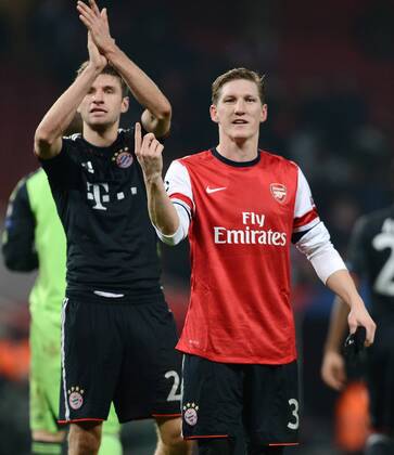 FUSSBALL CHAMPIONS LEAGUE ACHTELFINALE HINSPIEL 2012 2013 FC Arsenal London - FC Bayern München 19.02.2013 Schlussjubel FC Bayern München, Bastian Schweinsteiger (vorn) im Trikot von Per Mertesacker (Arsenal) und Thomas Müller (hinten, FC Bayern München) 