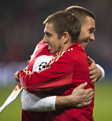 London, 19.02.2013, Emirates Stadium, Fußball Lukas Podolski (Arsenal), Philipp Lahm (FCB) FC Arsenal London - FC Bayern München