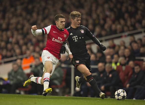 London, 19.02.2013, Emirates Stadium, Fußball Aaron Ramsey (Arsenal), Toni Kroos (FCB) FC Arsenal London - FC Bayern München