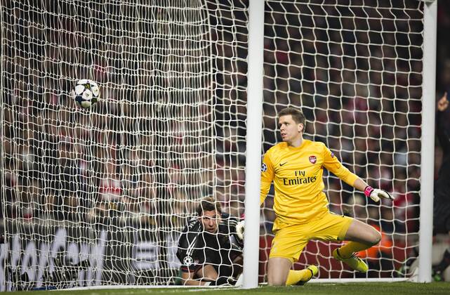 London, 19.02.2013, Emirates Stadium, Fußball Tor zum 3:1- Mario Mandzukic (FCB) beobachtete sein eigenen Treffer gegen Torwart Wojciech Szczesny (London) FC Arsenal London - FC Bayern München