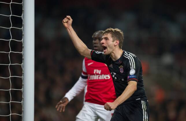 Jubel nach dem Tor zum 1-3: Freude bei Thomas Müller (BAY) Hinten: Bacary SAGNA (ARS) Fussball UEFA Championsleague Saison 2012 2013, Achtelfinale Hinspiel: FC Arsenal London - FC Bayern München in London, England am 19.02.2013,