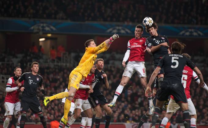 Javier MARTINEZ (3vr BAY) - Torwart Wojciech SZCZESNY und Laurent KOSCIELNY (6 ARS) Fussball UEFA Championsleague Saison 2012 2013, Achtelfinale Hinspiel: FC Arsenal London - FC Bayern München in London, England am 19.02.2013,