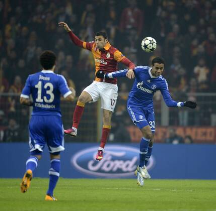 20.02.2013, Fussball Champions League: Achtelfinale, Galatasaray Istanbul - FC Schalke 04, in der Turk Telekom Arena Istanbul (Türkei). v.li: Burak Yilmaz (Galatasaray) gegen Joel Matip (Schalke).