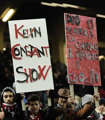Milano 20 02 2013 - Champions League AC Milan Fans präsentieren ein Plakat für Kevin Constant -- 