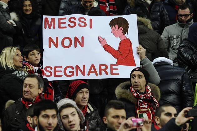 Milano 20 02 2013 - Champions League AC Milan - FC Barcelona -- AC Mailand Fans präsentieren ein Plakat gegen Lionel Messi - 