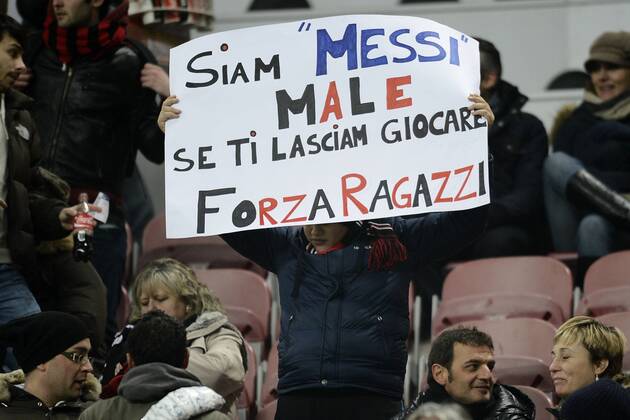 Milano 20 02 2013 - Champions League AC Milan - FC Barcelona -- AC Mailand Fans präsentieren ein Plakat gegen Lionel Messi - 