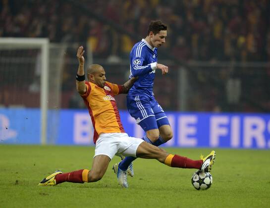 20.02.2013, Fussball Champions League: Achtelfinale, Galatasaray Istanbul - FC Schalke 04, in der Turk Telekom Arena Istanbul (Türkei). v.li: Felipe Melo (Galatasaray) gegen Julian Draxler (Schalke).