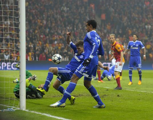 20.02.2013, Fussball Champions League: Achtelfinale, Galatasaray Istanbul - FC Schalke 04, in der Turk Telekom Arena Istanbul (Türkei). Klaas-Jan Huntelaar (Schalke) und Joel Matip (Schalke) vergeben hier vor dem leeren Tor.