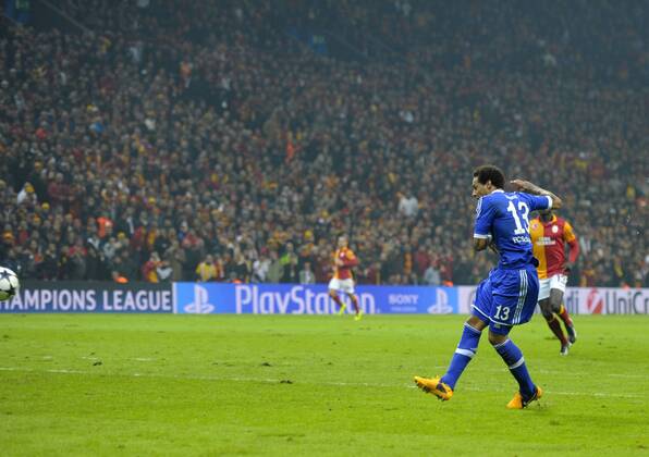 20.02.2013, Fussball Champions League: Achtelfinale, Galatasaray Istanbul - FC Schalke 04, in der Turk Telekom Arena Istanbul (Türkei). Torschuss zum 1:1 Jermaine Jones (Schalke).