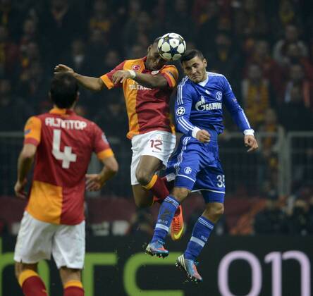 20.02.2013, Fussball Champions League: Achtelfinale, Galatasaray Istanbul - FC Schalke 04, in der Turk Telekom Arena Istanbul (Türkei). v.li: Didier Drogba (Gala) gegen Sead Kolasinac (Schalke).
