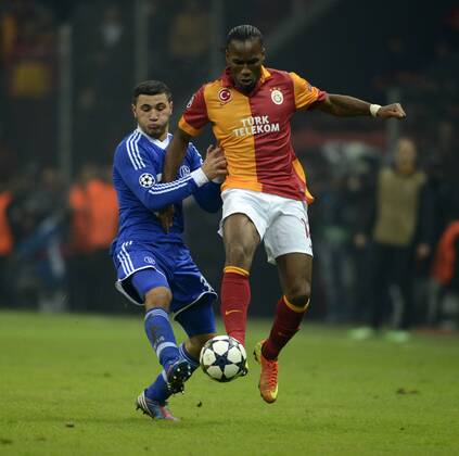 20.02.2013, Fussball Champions League: Achtelfinale, Galatasaray Istanbul - FC Schalke 04, in der Turk Telekom Arena Istanbul (Türkei). v.re Didier Drogba (Gala) gegen Sead Kolasinac (Schalke).