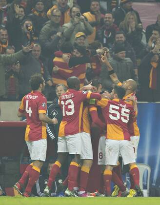 Istanbul, 20.02.2013, Ali Sami Yen Spor Kompleksi, Fußball Trainer Jens Keller (S04) geht im Istanbuler Jubel unter Galatasaray Istanbul - FC Schalke 04