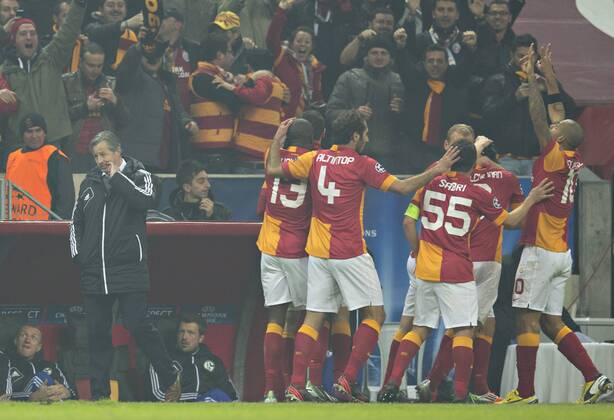 Istanbul, 20.02.2013, Ali Sami Yen Spor Kompleksi, Fußball Trainer Jens Keller (S04) möchte den Istanbuler Jubel nicht angucken Galatasaray Istanbul - FC Schalke 04