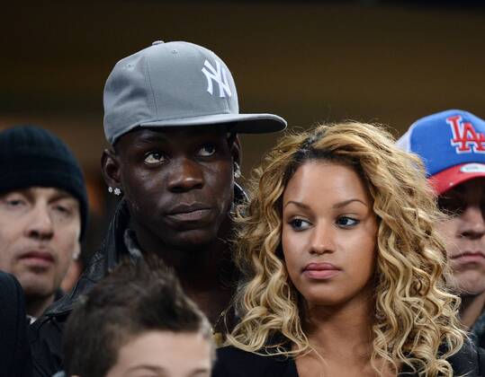 FUSSBALL CHAMPIONS LEAGUE ACHTELFINALE HINSPIEL 2012 2013 AC Mailand - FC Barcelona 20.02.2013 Mario Balotelli (li, AC Mailand) mit Freundin Fanny Neguesha auf der Tribüne 