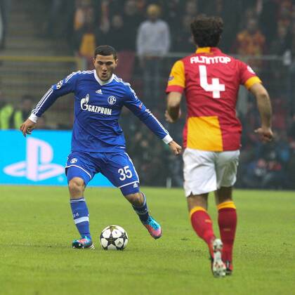 Zweikampf zwischen links Sead KOLASINAC 35 (FC Schalke 04) und Hamit ALTINTOP 4 (Galatasaray) Galatasaray Istanbul vs. FC Schalke 04, Champions League, Achtelfinale, 20.02.2013
