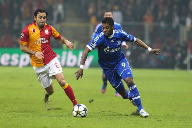 Zweikampf zwischen links Selcuk INAN 8 (Galatasaray) un Michael BASTOS 9 (FC Schalke 04) Galatasaray Istanbul vs. FC Schalke 04, Champions League, Achtelfinale, 20.02.2013