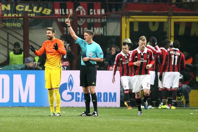 Referee Craig Thomson and Gerard Pique Barcelona Milano 20 02 2013 Stadio S.Siro Football Calcio UEFA Champions League 2012 13 Milan vs Barcelona PaoloxNucci