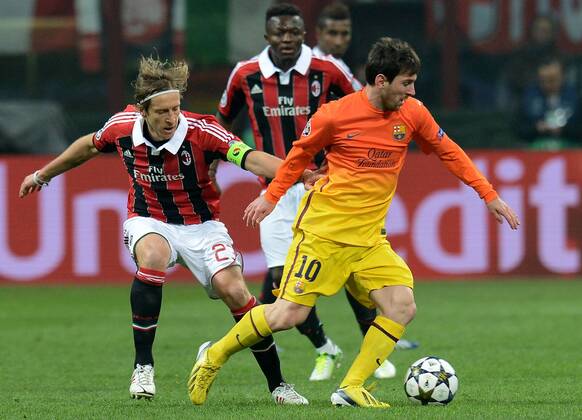 IPP20130220 Football - soccer: UEFA Champions League, AC Mailand - Barcelona, Massimo Ambrosini e Lionel Messi (Hinweis: Verwendung nur in Deutschland - only Germany) xHOCHxZWEIx xItalyxPhotoxPressx 