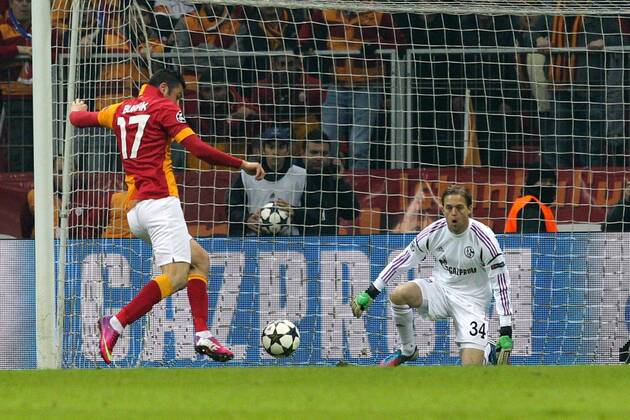 Burak YILMAZ 17 (Galatasaray) trifft zum 1:0 unhaltbar für Timo HILDEBRAND 34 (FC Schalke 04) Galatasaray Istanbul vs. FC Schalke 04, Champions League, Achtelfinale, 20.02.2013