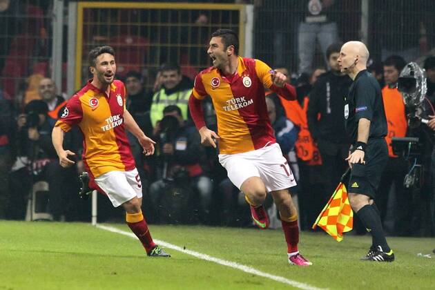 Torschütze rechts Burak YILMAZ 17 (Galatasaray) Galatasaray Istanbul vs. FC Schalke 04, Champions League, Achtelfinale, 20.02.2013