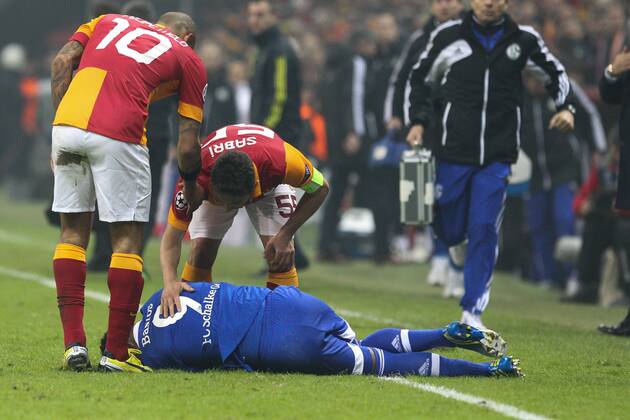 Michael BASTOS 9 (FC Schalke 04) liegt am Boden vor Schmerzen links MELO FELIPE 10 (Galatasaray) und Sabri SARIOGLU 55 (Galatasaray) Galatasaray Istanbul vs. FC Schalke 04, Champions League, Achtelfinale, 20.02.2013