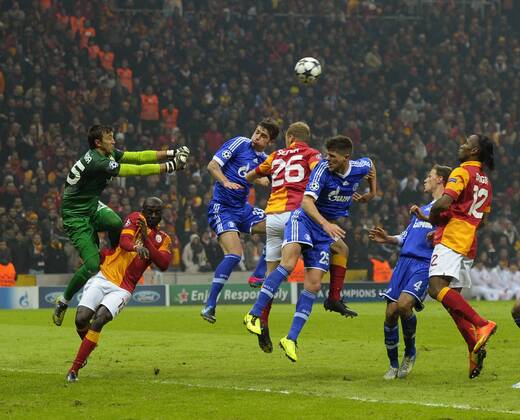 20.02.2013, Fussball Champions League: Achtelfinale, Galatasaray Istanbul - FC Schalke 04, in der Turk Telekom Arena Istanbul (Türkei). li: Torwart Fernando Muslera (Galatasaray) gegen Roman Neustädter (Schalke) und Klaas-Jan Huntelaar (Schalke).