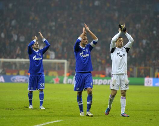20.02.2013, Fussball Champions League: Achtelfinale, Galatasaray Istanbul - FC Schalke 04, in der Turk Telekom Arena Istanbul (Türkei). v.li: Tranquillo Barnetta (Schalke), Benedikt Höwedes (Schalke) und Torwart Timo Hildebrand (Schalke) nach dem Spiel bei den Fans.