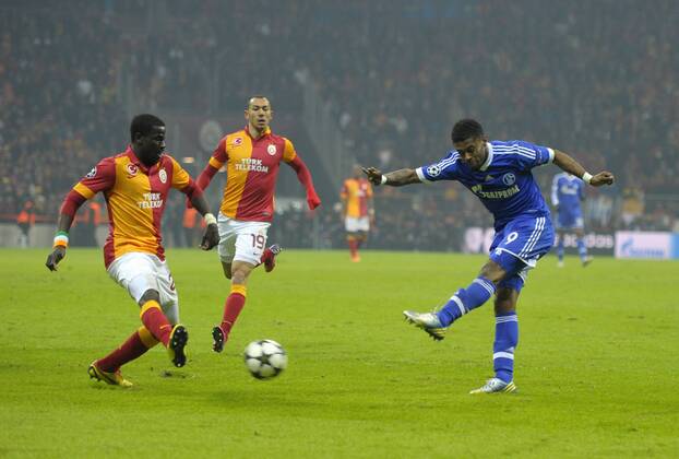 20.02.2013, Fussball Champions League: Achtelfinale, Galatasaray Istanbul - FC Schalke 04, in der Turk Telekom Arena Istanbul (Türkei). Michel Bastos (re, Schalke) zieht vergeblich ab.