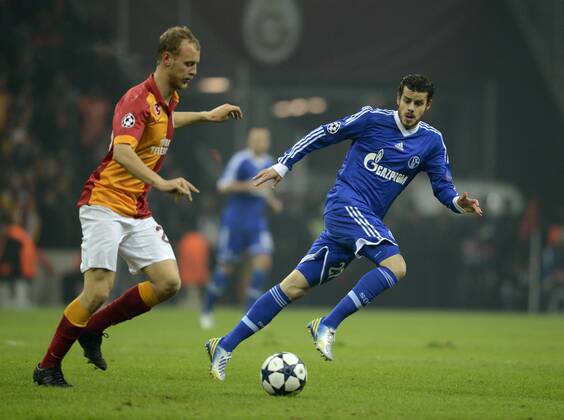 20.02.2013, Fussball Champions League: Achtelfinale, Galatasaray Istanbul - FC Schalke 04, in der Turk Telekom Arena Istanbul (Türkei). Tranquillo Barnetta (re, Schalke).