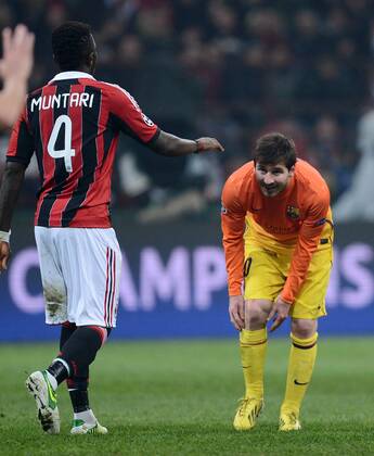 FUSSBALL CHAMPIONS LEAGUE ACHTELFINALE HINSPIEL 2012 2013 AC Mailand - FC Barcelona 20.02.2013 Lionel Messi (re, Barca) ratlos und Muntari Sulley Ali (li, AC Mailand) 
