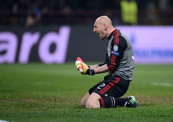 FUSSBALL CHAMPIONS LEAGUE ACHTELFINALE HINSPIEL 2012 2013 AC Mailand - FC Barcelona 20.02.2013 SCHLUSSJUBEL AC Mailand, Torwart Christian Abbiati 