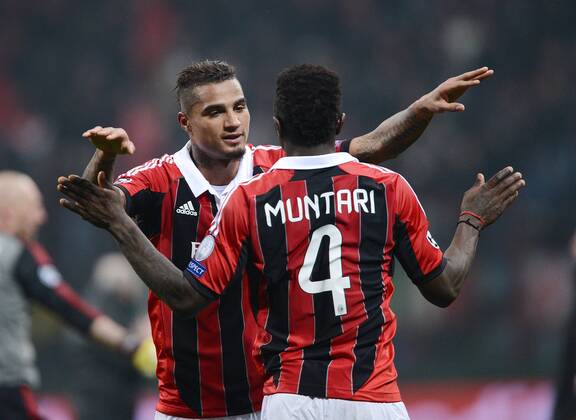 FUSSBALL CHAMPIONS LEAGUE ACHTELFINALE HINSPIEL 2012 2013 AC Mailand - FC Barcelona 20.02.2013 JUBEL AC Mailand, Torschutze zum 1-0 Kevin Prince Boateng (li) klatscht den Torschützen zum 2-0 Muntari Sulley Ali ab. 