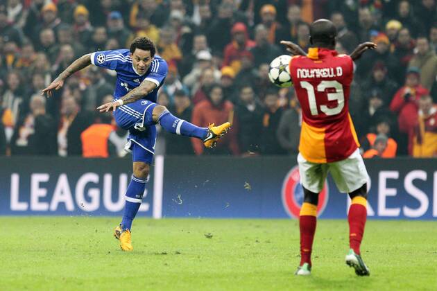 Jermaine JONES 13 (FC Schalke 04) schiesst Dany NOUNKEU 13 (Galatasaray) an Galatasaray Istanbul vs. FC Schalke 04, Champions League, Achtelfinale, 20.02.2013